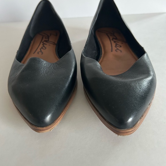 WOMEN'S ZODIAC HILL FLATS PRACTICALLY NEW - Picture 5 of 6